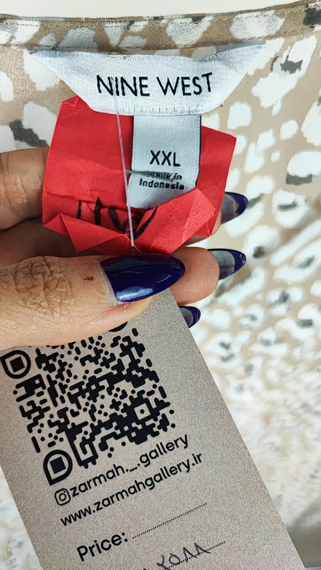 تاپ زنانه بدون آستین برند ناین وست رنگ کرم و مشکی با طرح پوست ماری و یقه هفت مناسب استایل تابستانی