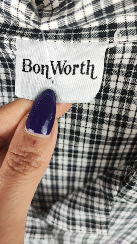 شومیز سایزبزرگ زنانه استوک اروپایی برند BonWorth چهارخانه ریز مشکی سفید آستین کوتاه دکمهدار