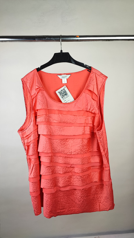 تاپ زنانه سایزبزرگ استوک اروپایی برند سی جی بنکس رنگ مرجانی مدل طبقاتی کرپ مناسب استایل مجلسی و روزمره