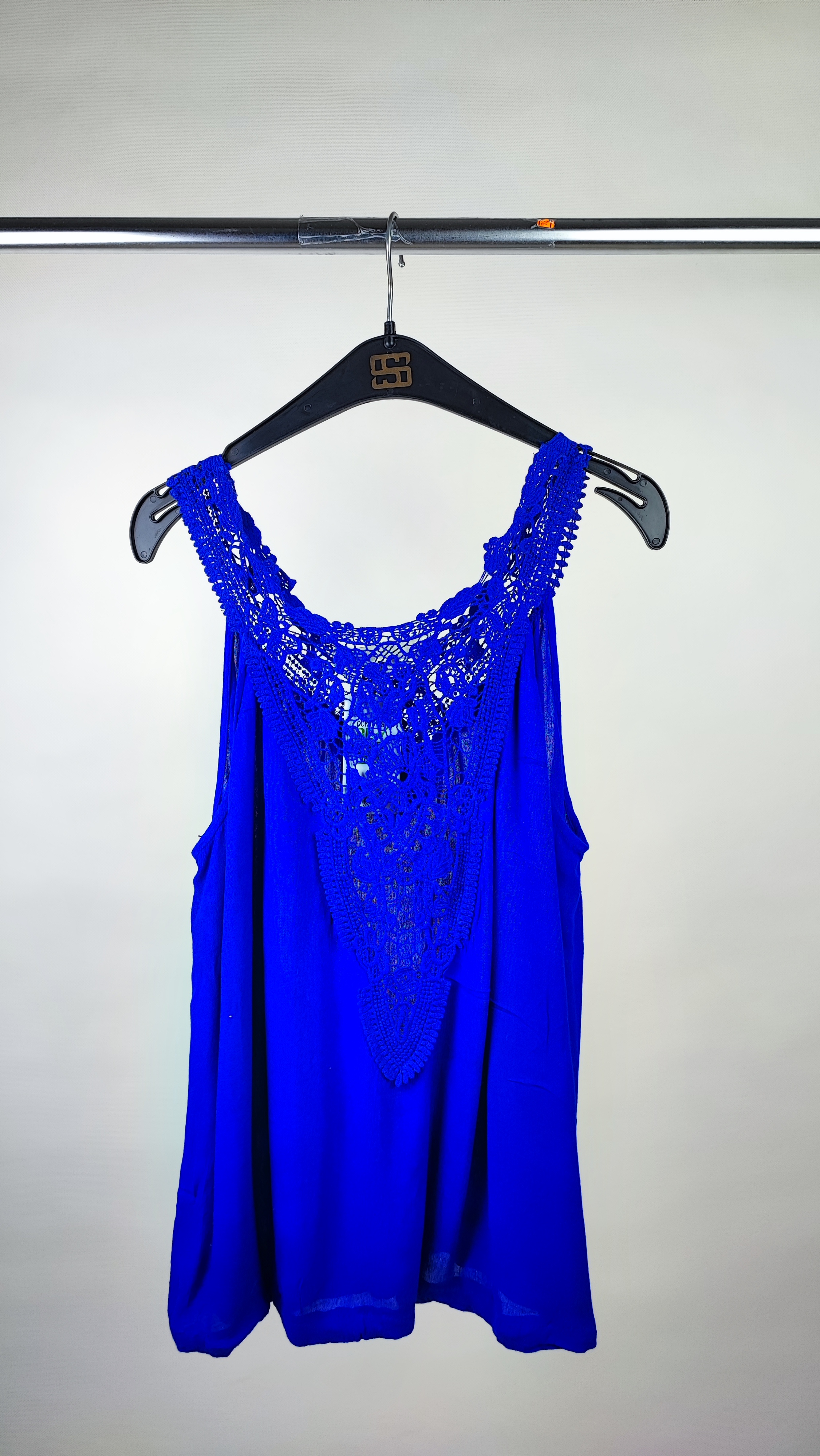 تاپ زنانه استوک اروپایی برند پیا روسینی رنگ آبی کاربنی سایز بزرگ مجلسی کار شده با گیپور ظریف در تصویر