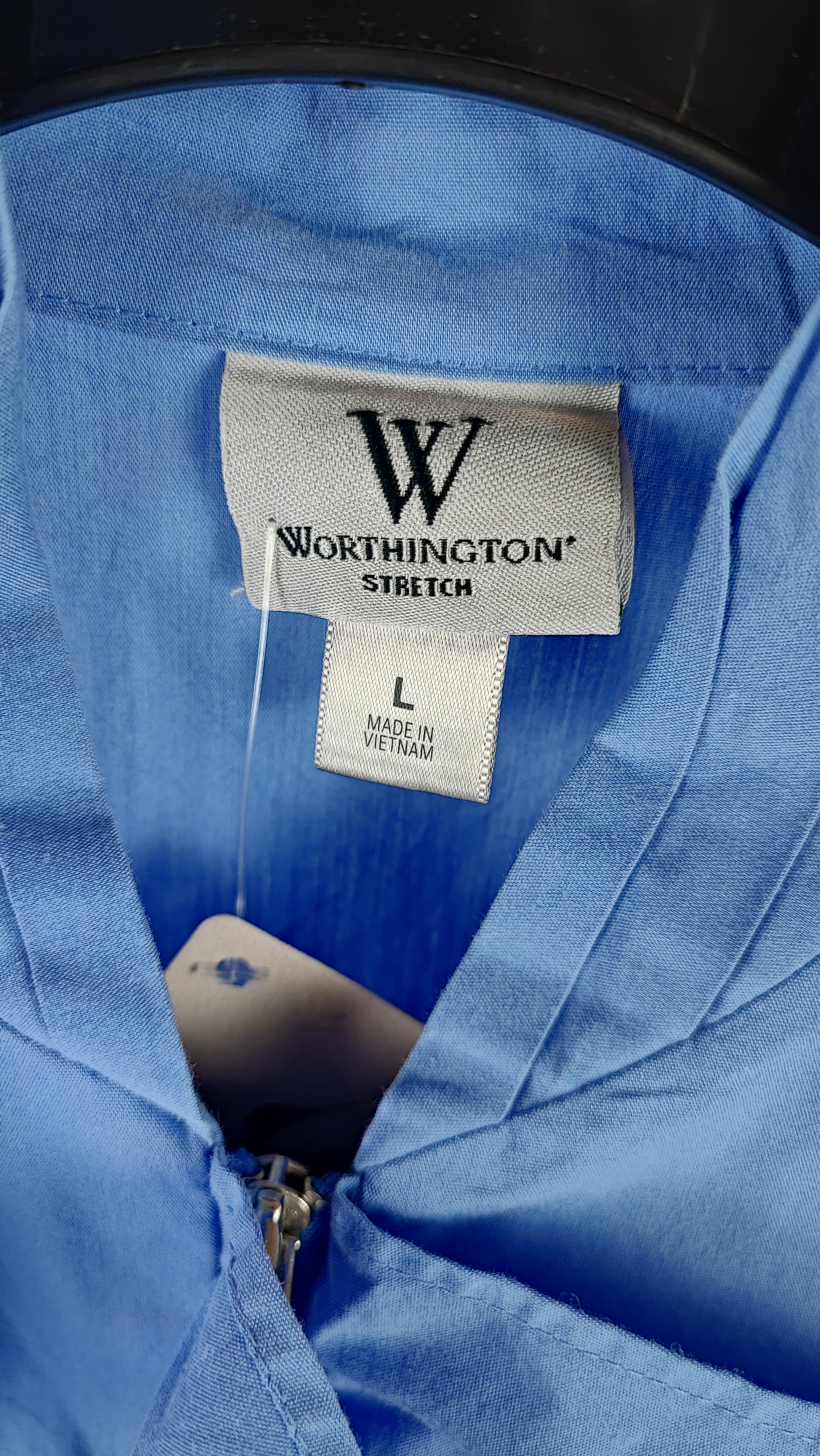 تاپ زنانه بدون آستین برند Worthington رنگ آبی کاربنی با تزیینات حلزونی جلوی لباس، استوک وارداتی گرید A، مناسب سایز ۴۰