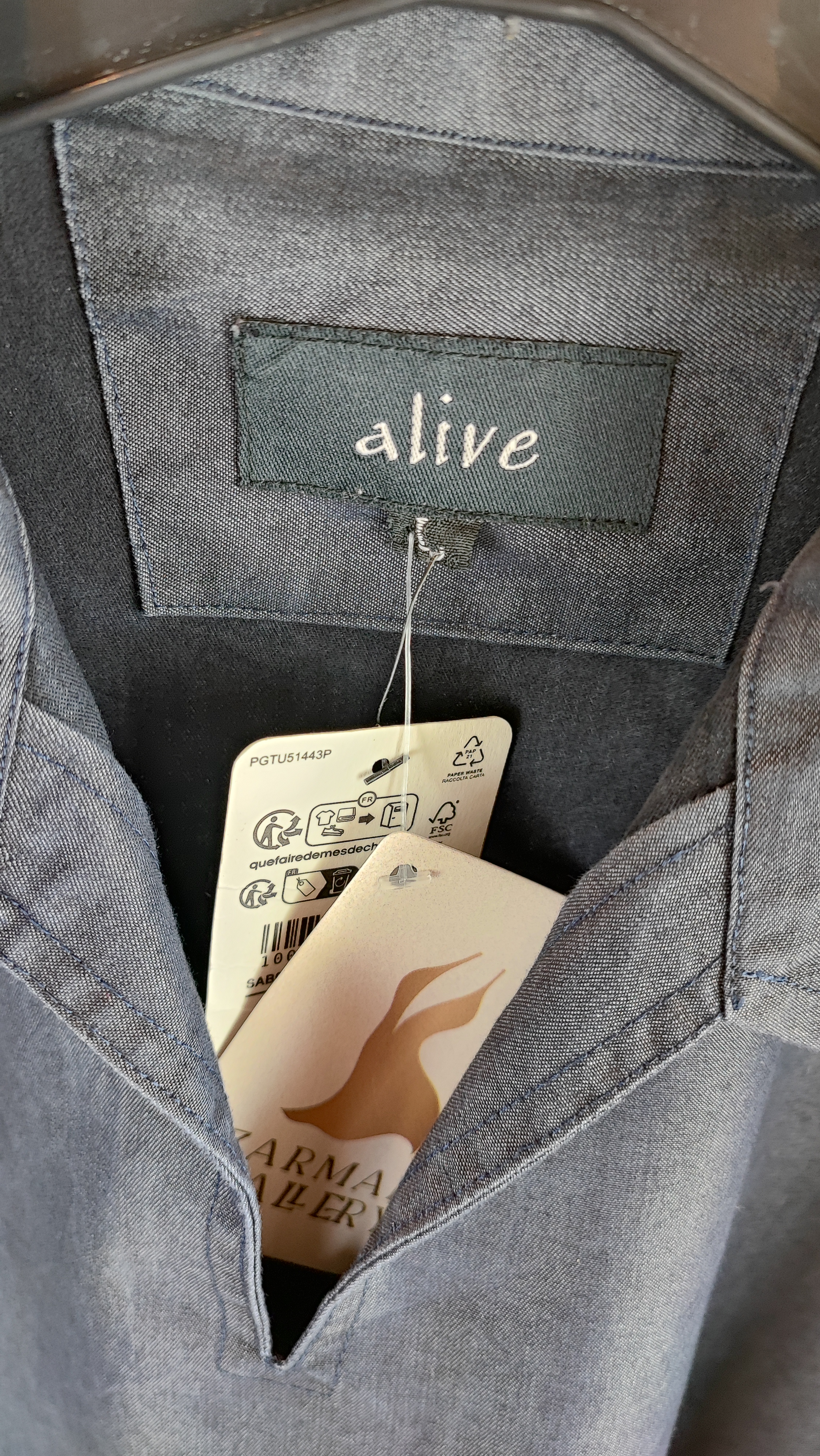 شومیز زنانه استوک وارداتی برند Alive به رنگ آبی، یقه برگردان، استایل کژوال و شیک، مناسب سایز ۴۰ و ۴۲، گرید کیفیت A