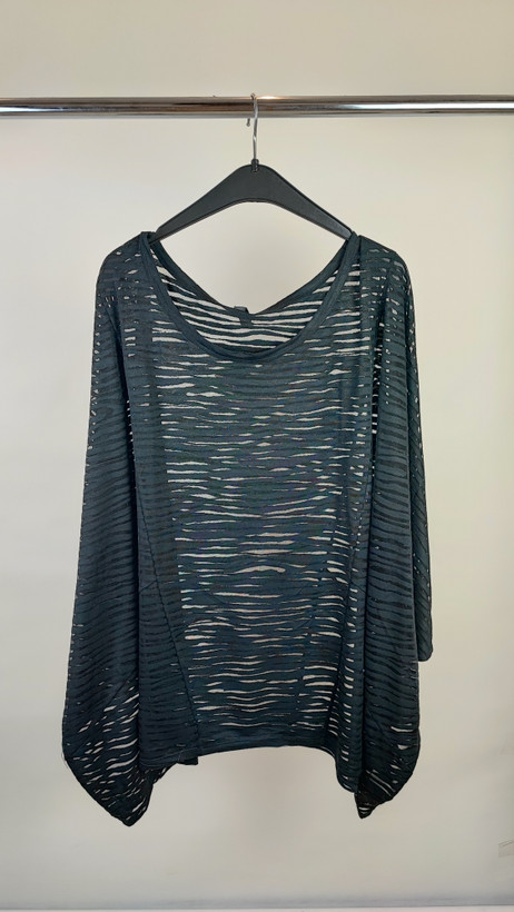 شومیز زنانه سایز بزرگ برند Lane Bryant رنگ مشکی، طراحی خاص و آزاد، استوک وارداتی، مناسب استایلهای راحتی و کژوال
