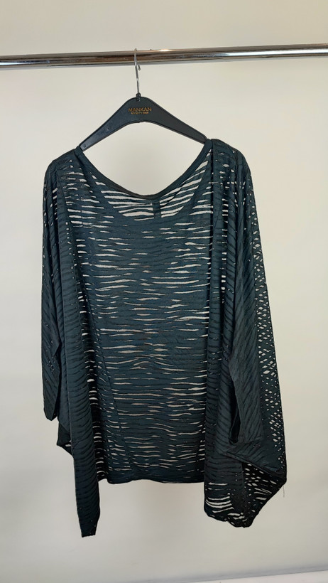 شومیز زنانه سایز بزرگ برند Lane Bryant رنگ مشکی، طراحی خاص و آزاد، استوک وارداتی، مناسب استایلهای راحتی و کژوال