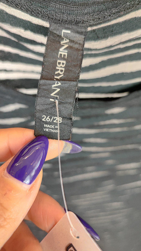 شومیز زنانه سایز بزرگ برند Lane Bryant رنگ مشکی، طراحی خاص و آزاد، استوک وارداتی، مناسب استایلهای راحتی و کژوال