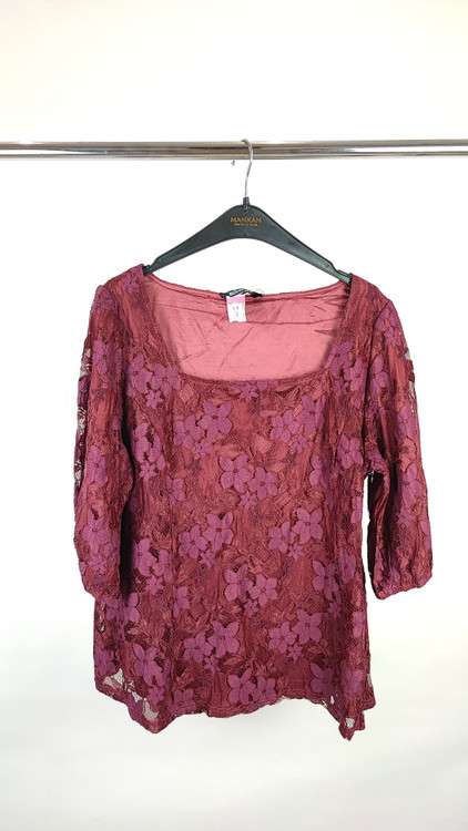 شومیز زنانه سایز بزرگ برند BloomChic رنگ زرشکی با طراحی گیپور گلدار مجلسی، استوک وارداتی گرید A، مناسب سایز ۴۸ و