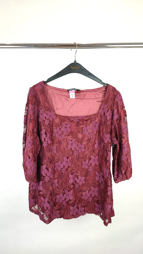 شومیز زنانه سایز بزرگ برند BloomChic رنگ زرشکی با طراحی گیپور گلدار مجلسی، استوک وارداتی گرید A، مناسب سایز ۴۸ و