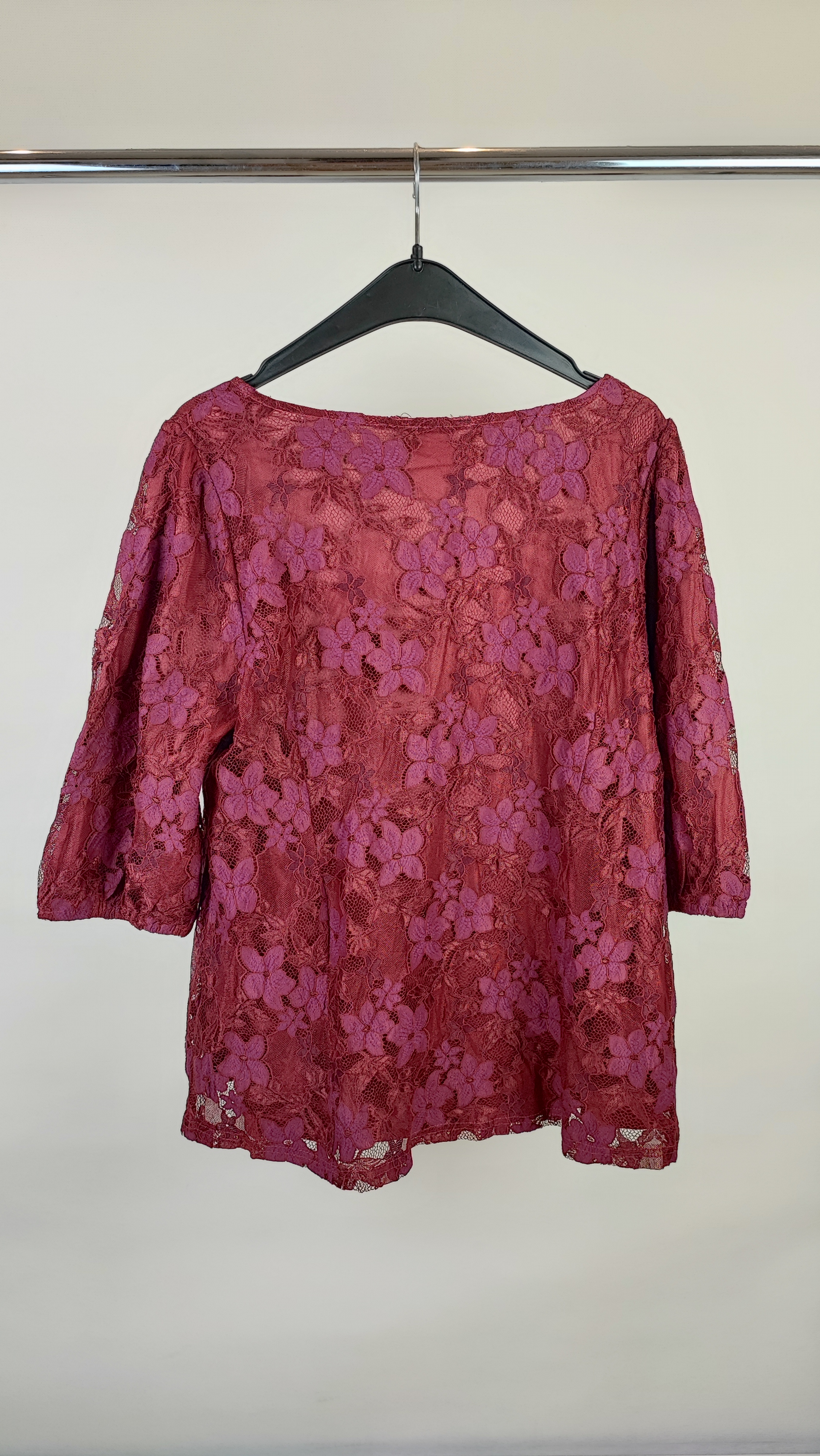 شومیز زنانه سایز بزرگ برند BloomChic رنگ زرشکی با طراحی گیپور گلدار مجلسی، استوک وارداتی گرید A، مناسب سایز ۴۸ و