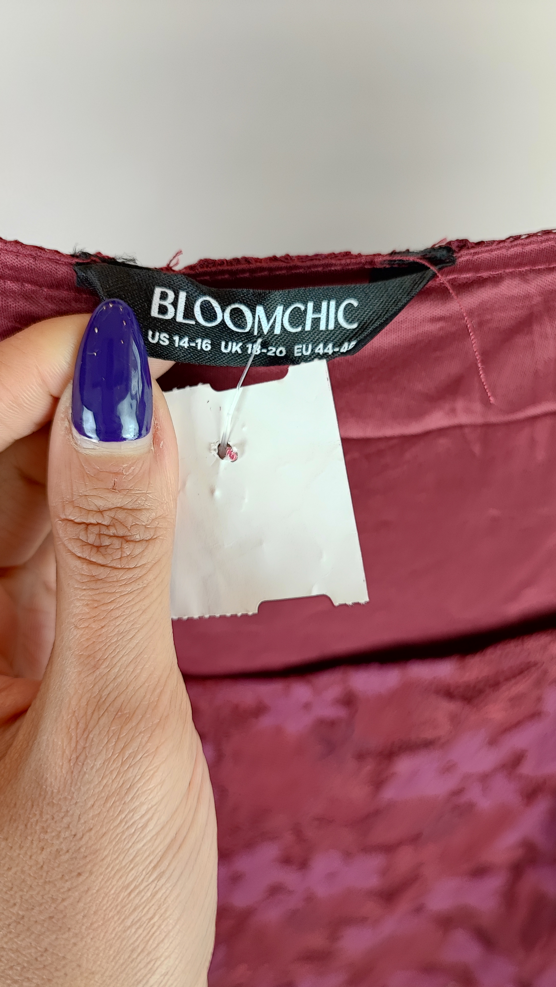 شومیز زنانه سایز بزرگ برند BloomChic رنگ زرشکی با طراحی گیپور گلدار مجلسی، استوک وارداتی گرید A، مناسب سایز ۴۸ و