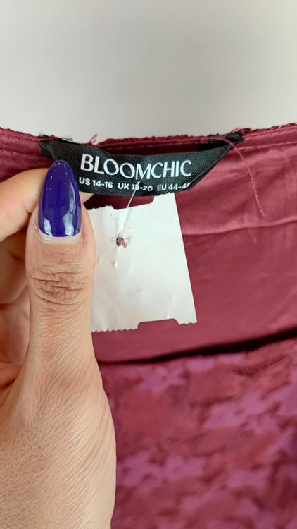 شومیز زنانه سایز بزرگ برند BloomChic رنگ زرشکی با طراحی گیپور گلدار مجلسی، استوک وارداتی گرید A، مناسب سایز ۴۸ و