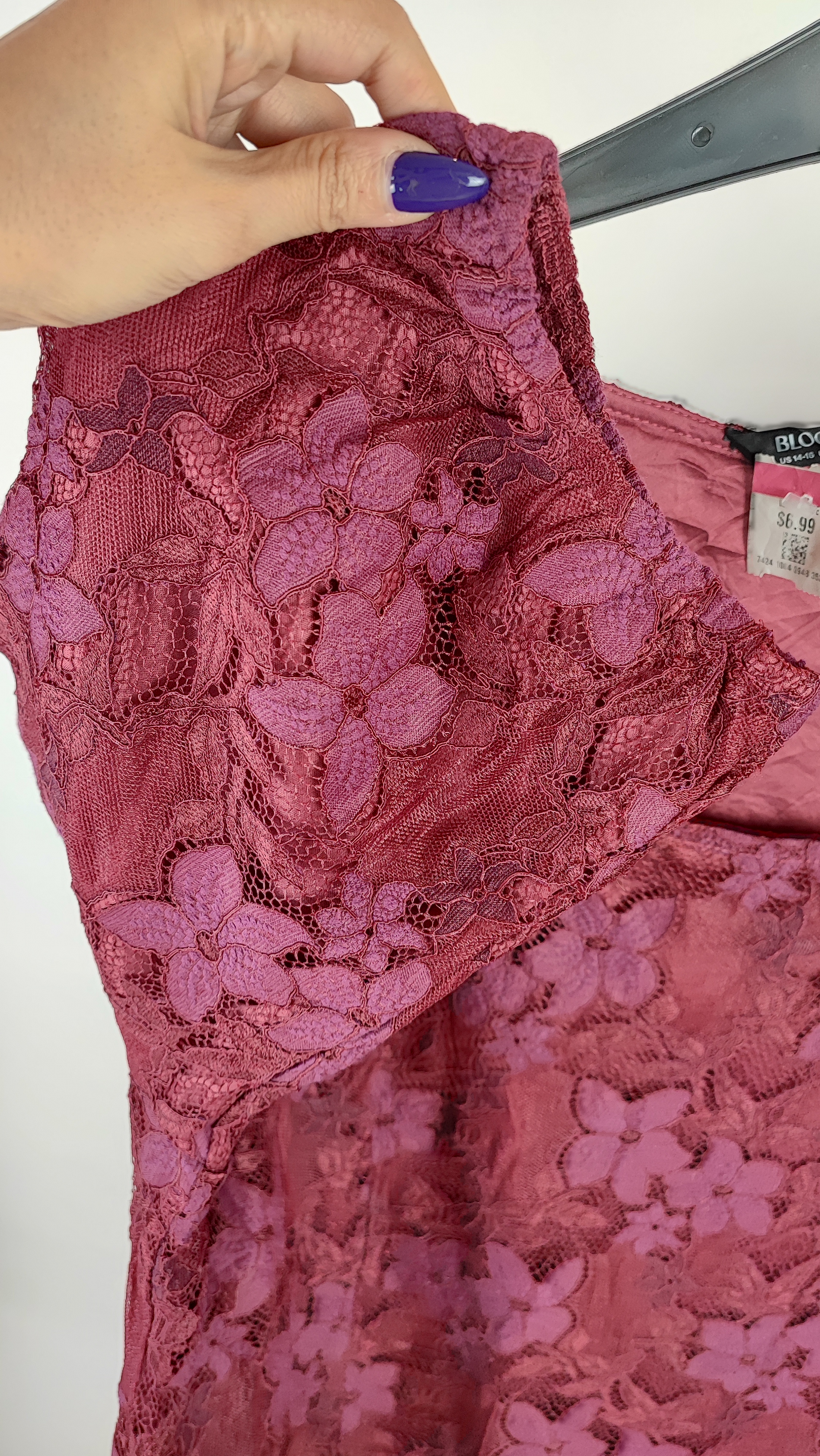 شومیز زنانه سایز بزرگ برند BloomChic رنگ زرشکی با طراحی گیپور گلدار مجلسی، استوک وارداتی گرید A، مناسب سایز ۴۸ و