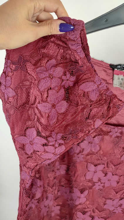 شومیز زنانه سایز بزرگ برند BloomChic رنگ زرشکی با طراحی گیپور گلدار مجلسی، استوک وارداتی گرید A، مناسب سایز ۴۸ و