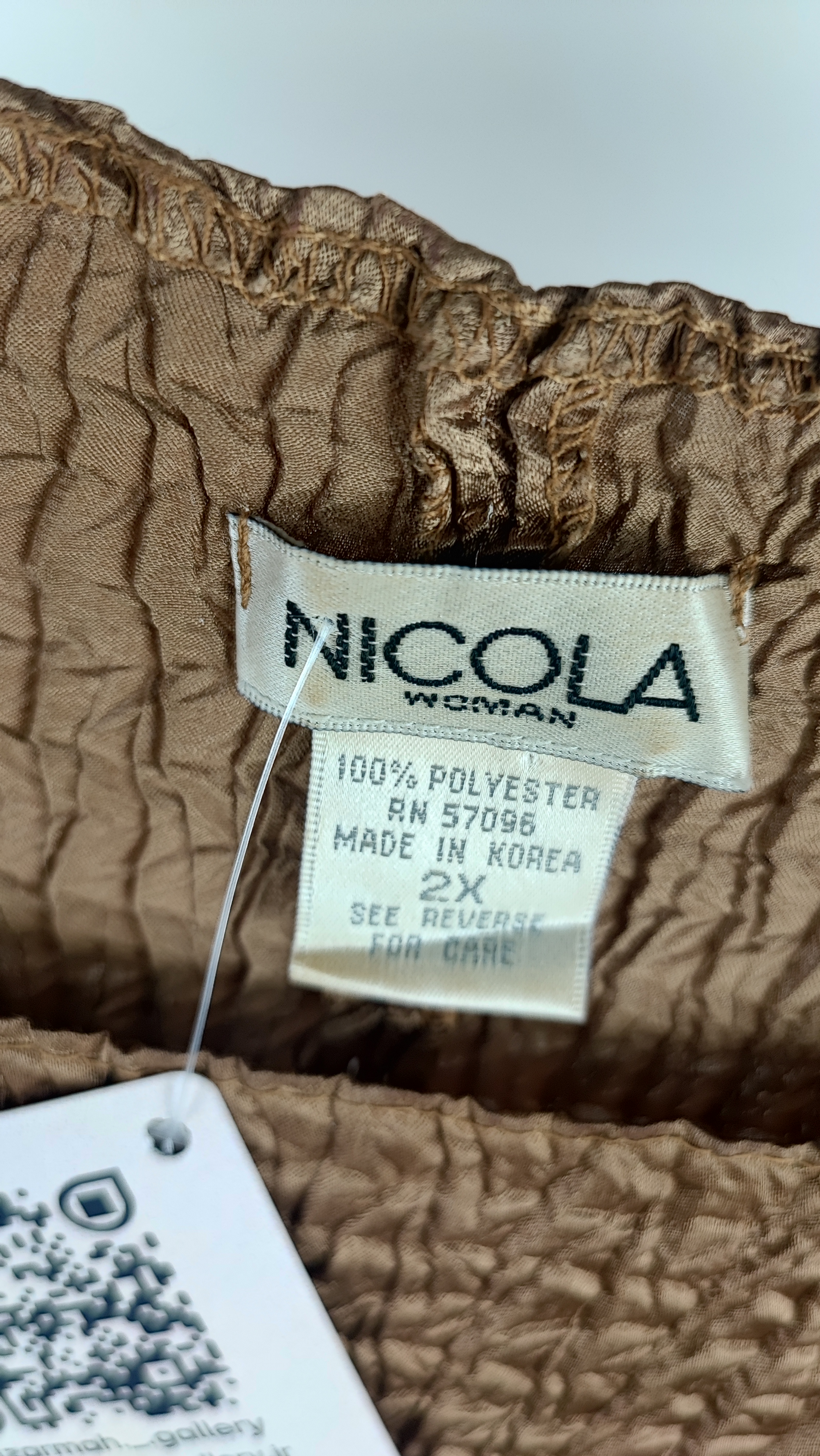 تاپ زنانه استوک وارداتی برند NICOLA WOMAN رنگ شتری بافت چروک پفکی کد ۲۵۶۹ فروشگاه زرماه گالری