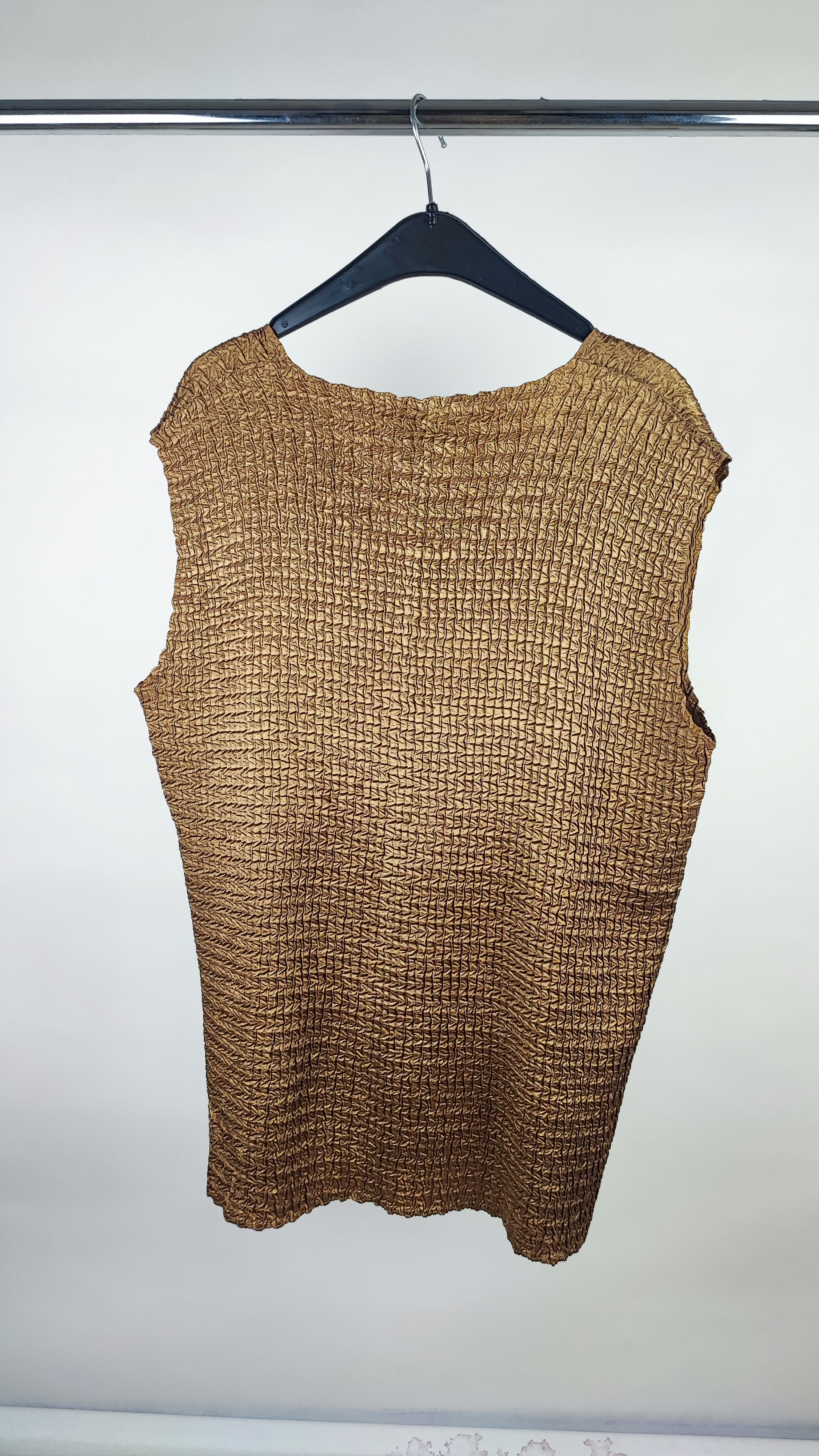 تاپ زنانه استوک وارداتی برند NICOLA WOMAN رنگ شتری بافت چروک پفکی کد ۲۵۶۹ فروشگاه زرماه گالری