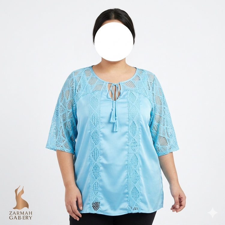 شومیز سایزبزرگ زنانه استوک وارداتی رنگ آبی آسمانی مدل آستین خفاشی با تزیینات گیپور و یقه بنددار در جلو