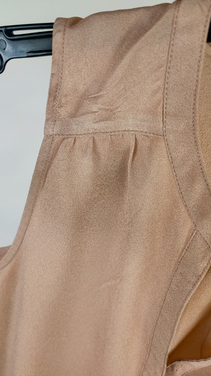 تاپ زنانه استوک برند فوراور ۲۱ رنگ نود کژوال، مناسب سایز 36-38، با کیفیت عالی و قیمت ویژه در زرماه گالری