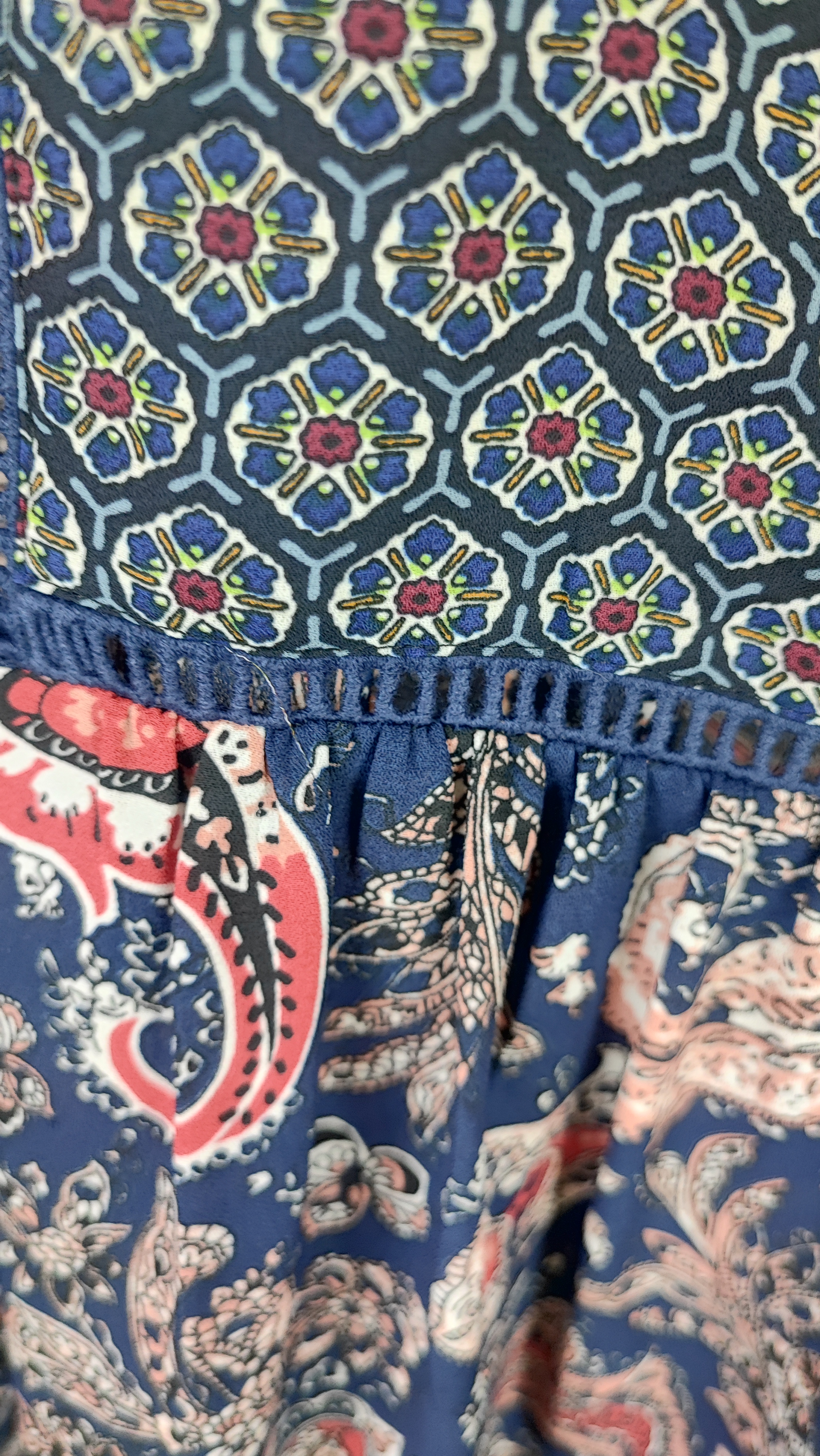 شومیز زنانه سایزبزرگ استوک وارداتی برند دیآرتو رنگ سرمهای طرح بته جقه سنتی یقه هفت نوار دنتل کد 2671 گرید A زرماه گالری
