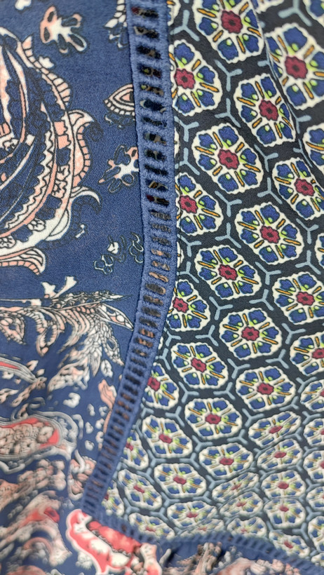 شومیز زنانه سایزبزرگ استوک وارداتی برند دیآرتو رنگ سرمهای طرح بته جقه سنتی یقه هفت نوار دنتل کد 2671 گرید A زرماه گالری