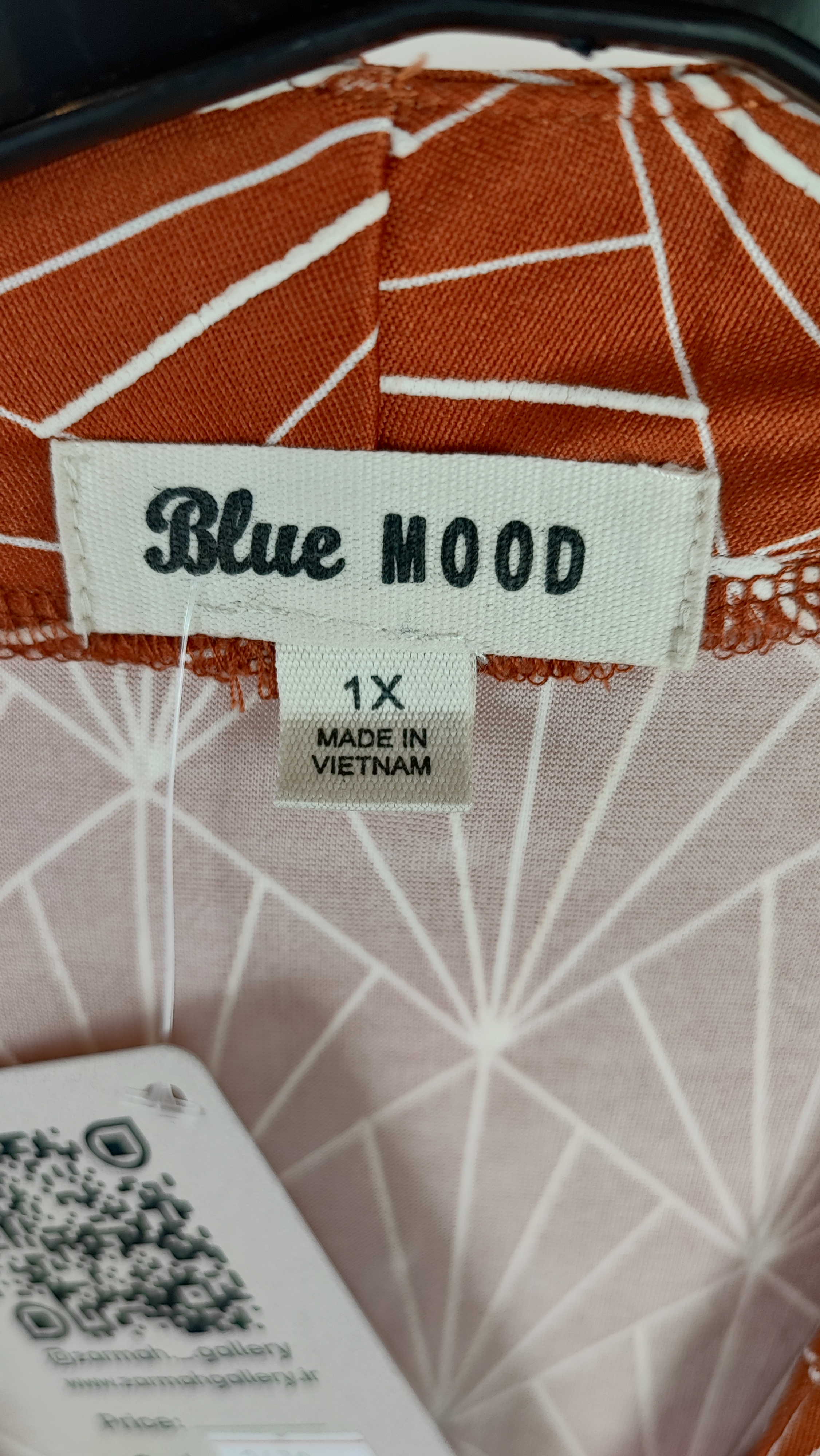 شومیز بلوز زنانه استوک وارداتی برند بلو مود Blue MOOD رنگ آجری با پترن هندسی خطی سفید یقه هفت آستین بنددار کد 2679 زرماه گالری