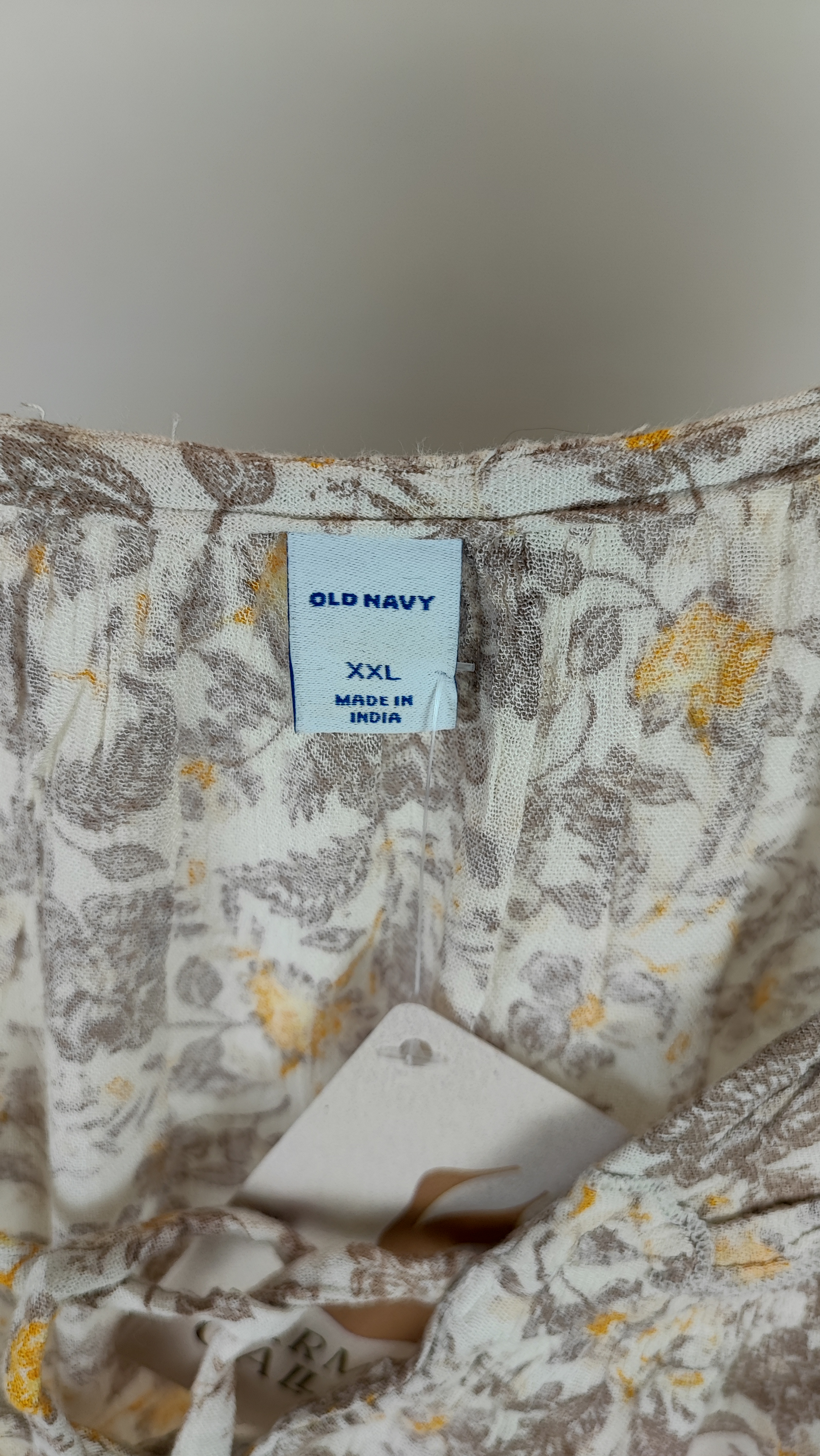 شومیز زنانه سایزبزرگ استوک وارداتی برند اولد نیوی Old Navy رنگ سفید گلدار خردلی طوسی جنس نخی ویسکوز آستین کلوش کد 2680 زرماه گالری