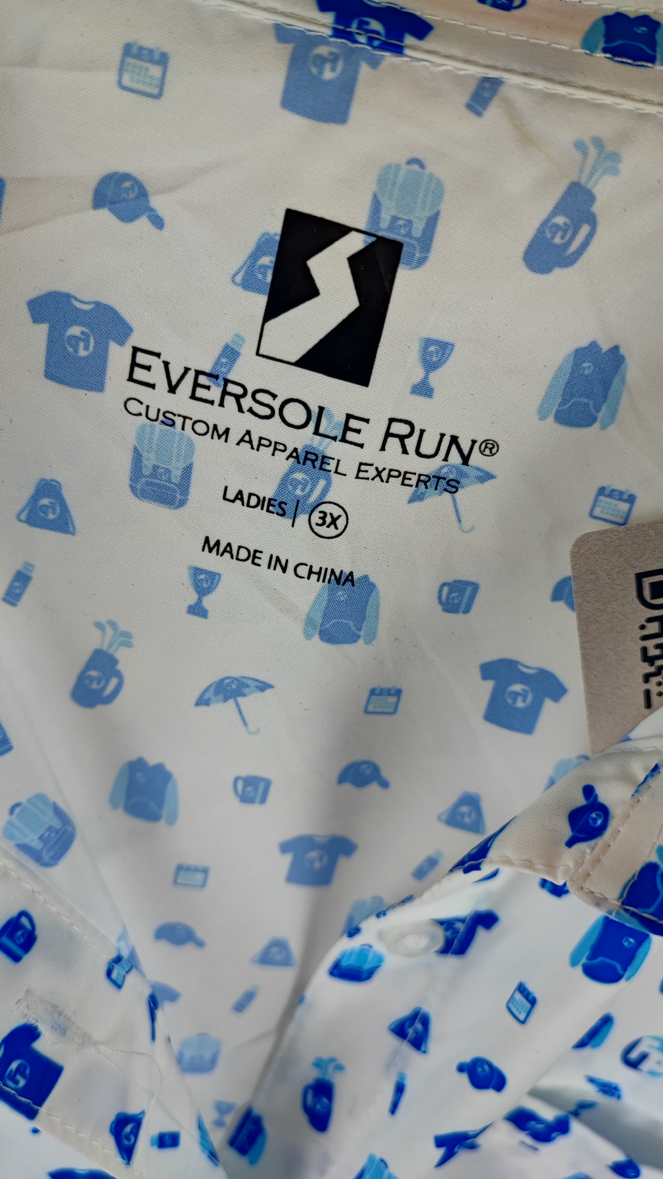شومیز زنانه سایز بزرگ برند Eversole Run رنگ سفید با طرحهای کوچک آبی، یقه کلاسیک، مناسب استایل کژوال و نیمهرسمی
