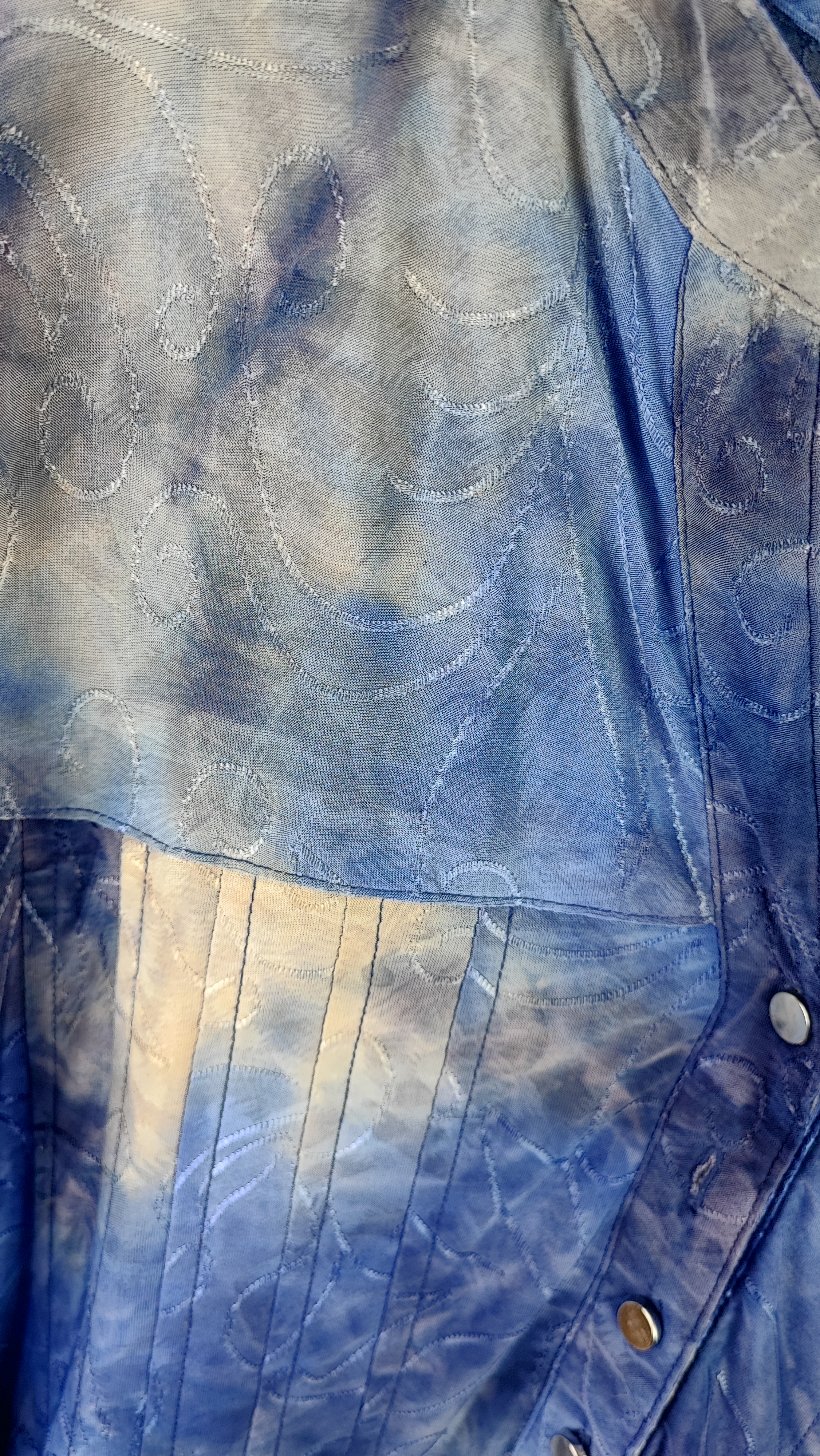 شومیز زنانه سایز بزرگ برند Cocomo با طرح ابر و بادی آبی، یقه دکمهدار، مناسب استایل کژوال و روزمره