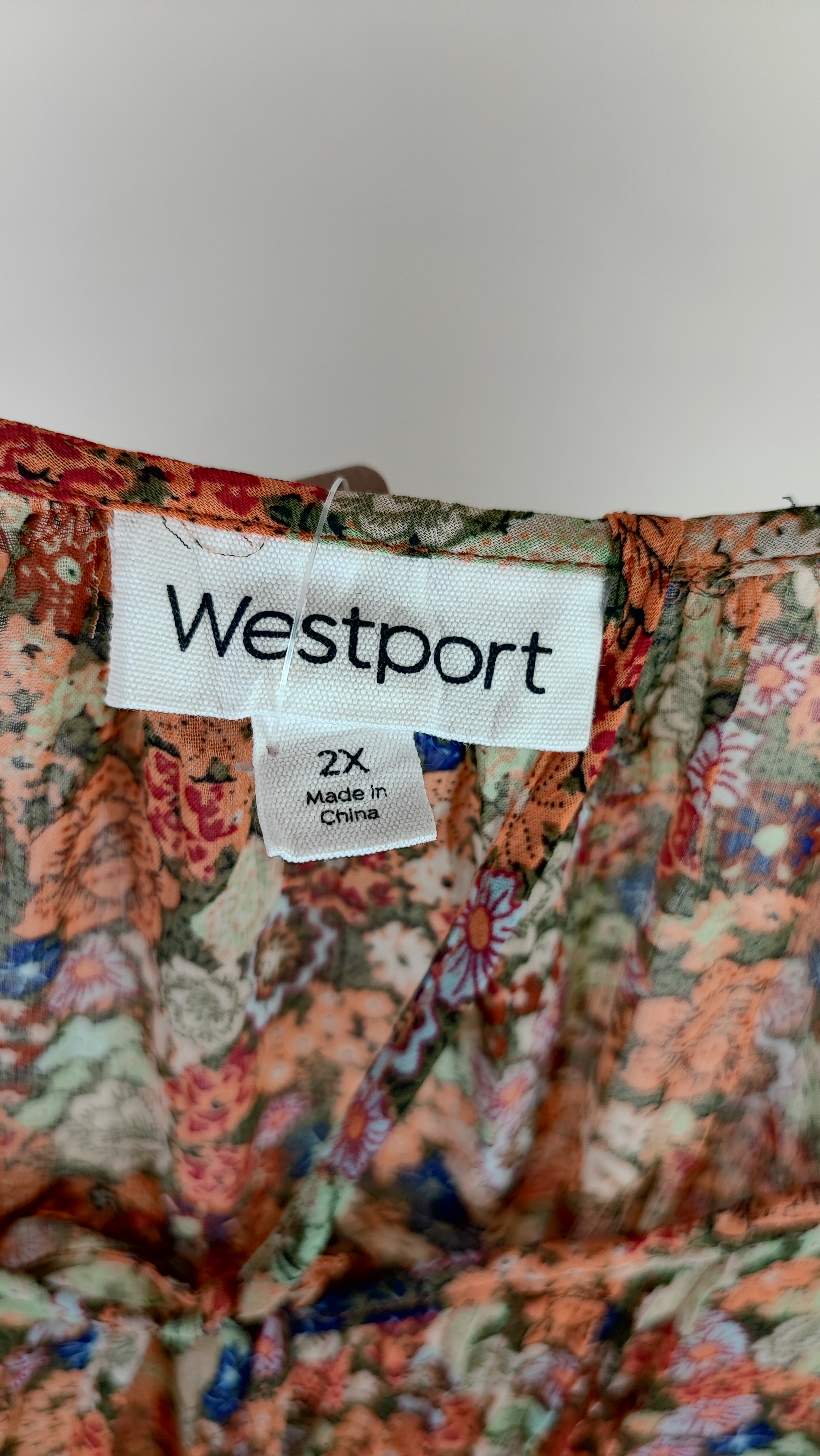 شومیز زنانه سایز بزرگ برند Westport با طرح گلدار رنگی و جزئیات توری در آستین، مناسب استایل کژوال