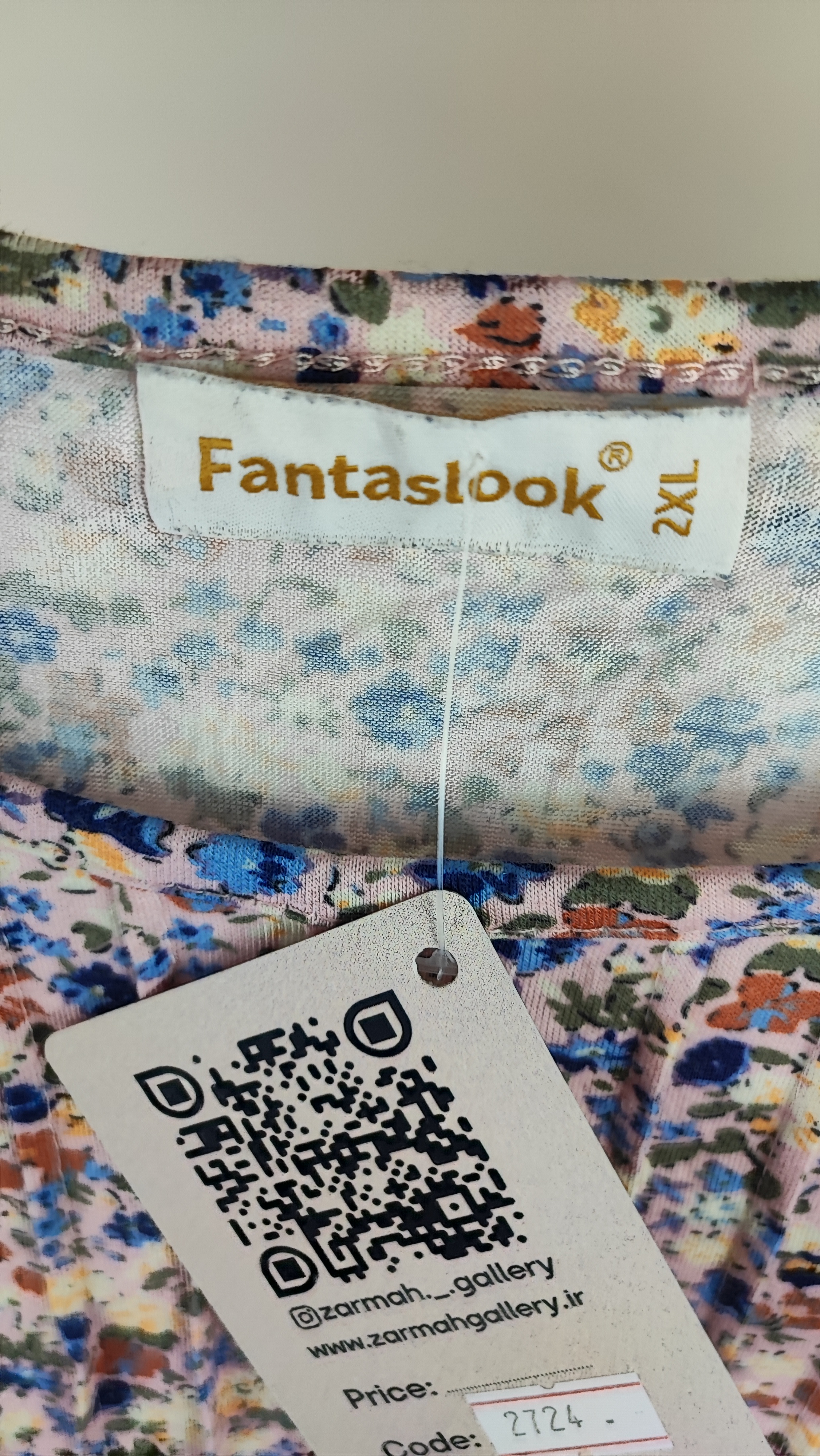 شومیز زنانه سایز بزرگ استوک وارداتی برند fantaslook رنگ صورتی ملایم با گل گلی ریز آبی و نارنجی