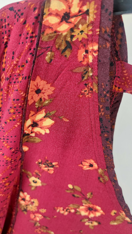 شومیز زنانه سایز بزرگ استوک وارداتی طرح گلدار قرمز رنگ با پارچه ریون مناسب استایل روزمره و مجلسی