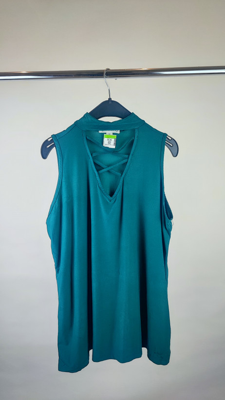 تاپ زنانه استوک وارداتی گرید A رنگ مشکی با طراحی مدرن، جنس خنک و راحت، مناسب استایل تابستانه و کژوال