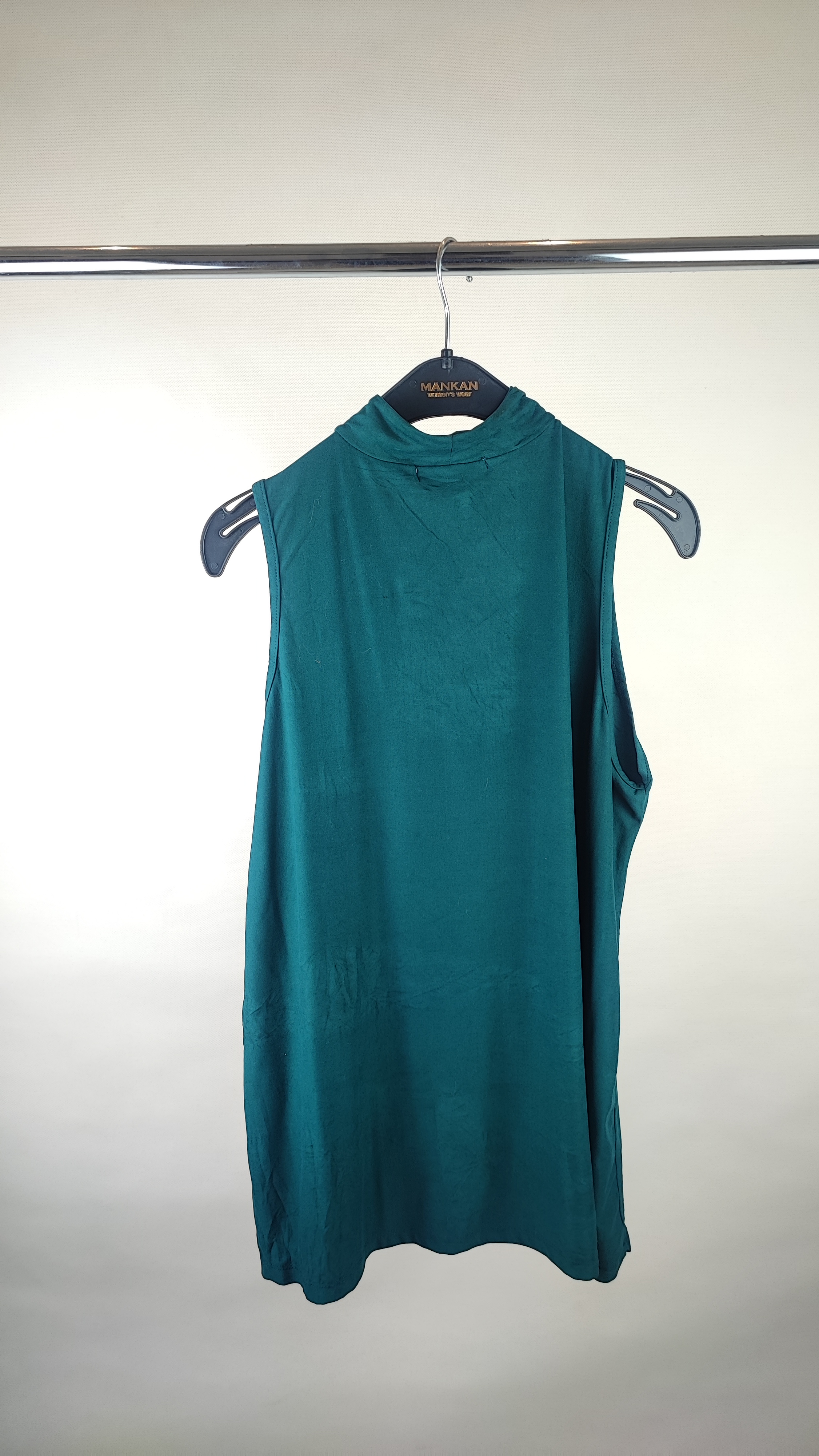 تاپ زنانه استوک وارداتی گرید A رنگ مشکی با طراحی مدرن، جنس خنک و راحت، مناسب استایل تابستانه و کژوال