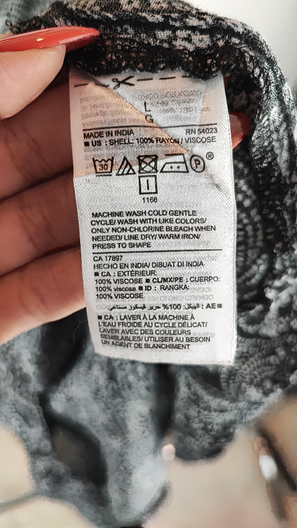 شومیز زنانه استوک وارداتی برند Old Navy رنگ مشکی طرحدار با مدل سرشانه باز مناسب سایز ۴۴ و