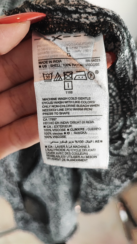 شومیز زنانه استوک وارداتی برند Old Navy رنگ مشکی طرحدار با مدل سرشانه باز مناسب سایز ۴۴ و