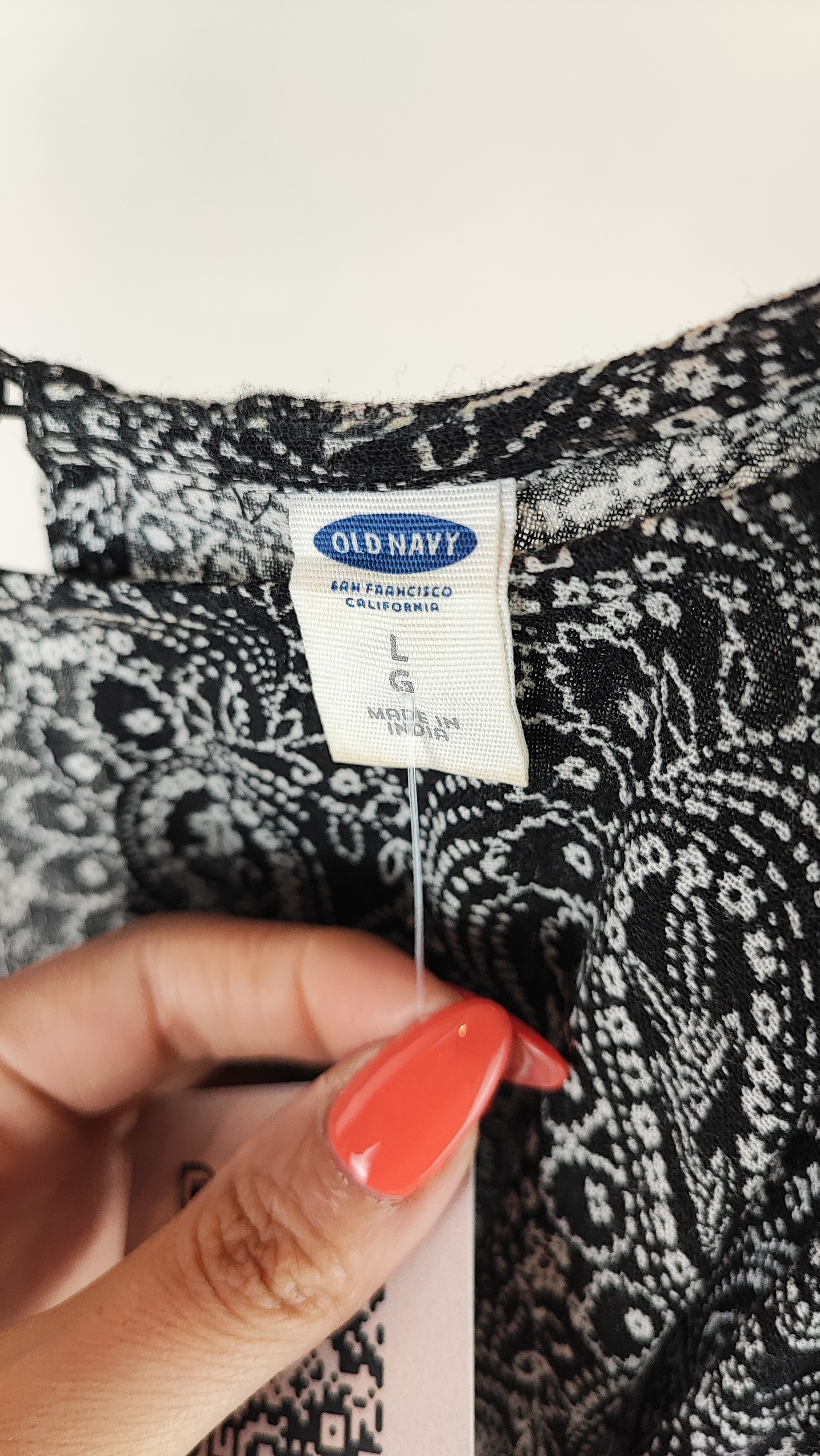 شومیز زنانه استوک وارداتی برند Old Navy رنگ مشکی طرحدار با مدل سرشانه باز مناسب سایز ۴۴ و