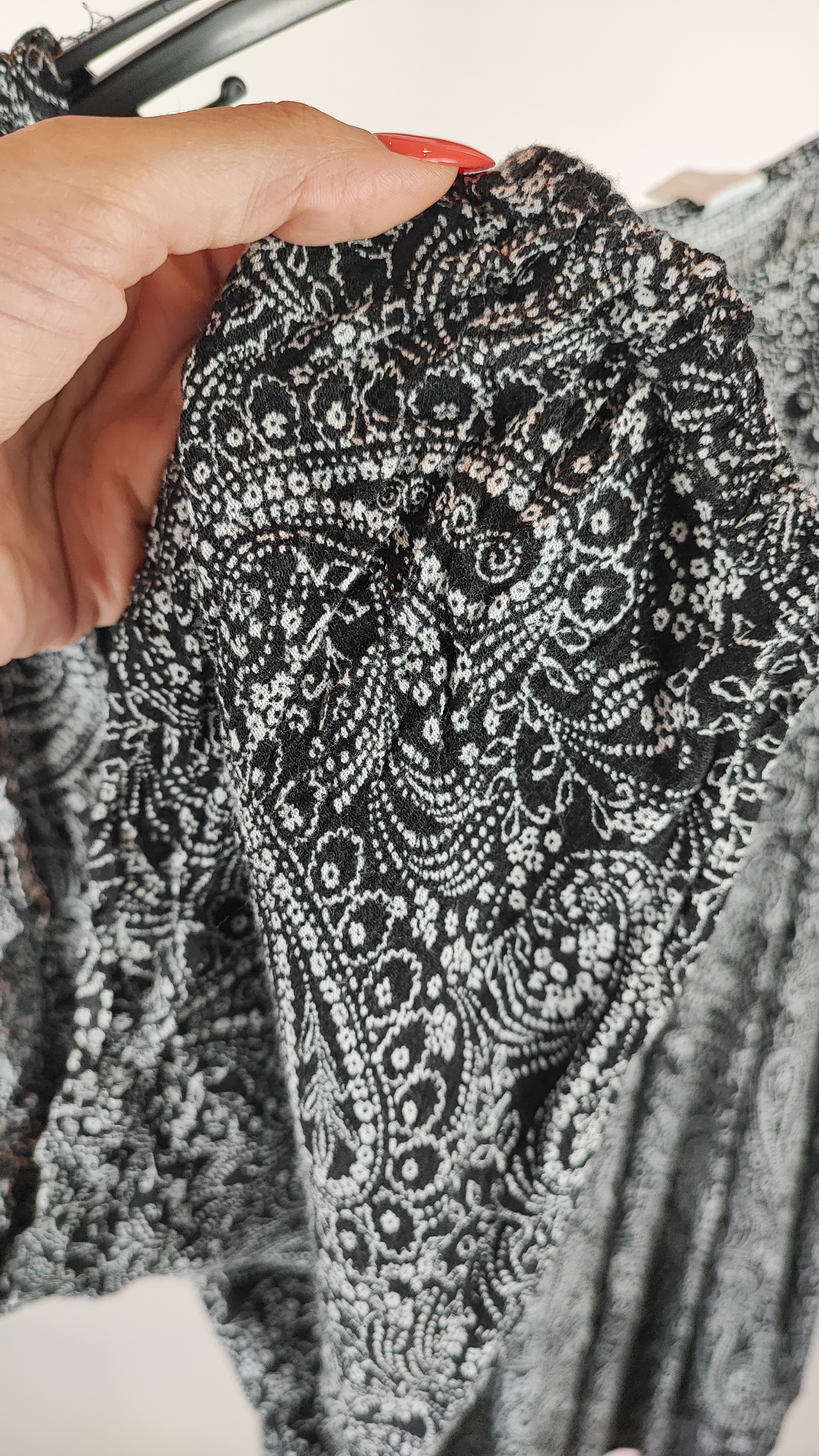 شومیز زنانه استوک وارداتی برند Old Navy رنگ مشکی طرحدار با مدل سرشانه باز مناسب سایز ۴۴ و