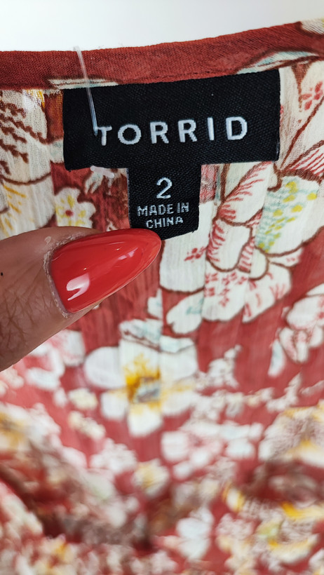 شومیز زنانه سایز بزرگ برند Torrid با طرح گلهای بهاره، استوک وارداتی درجه یک، مدل جلو دکمهدار و پارچه لطیف، مناسب سایز ۶۰ و