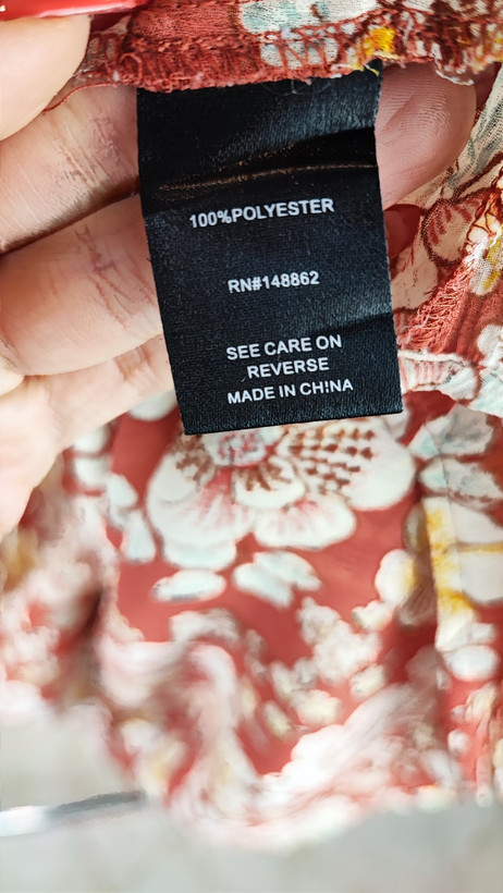 شومیز زنانه سایز بزرگ برند Torrid با طرح گلهای بهاره، استوک وارداتی درجه یک، مدل جلو دکمهدار و پارچه لطیف، مناسب سایز ۶۰ و