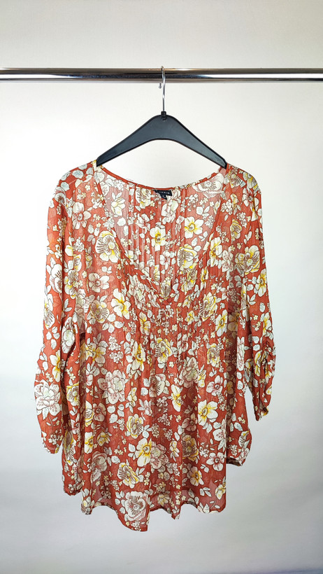 شومیز زنانه سایز بزرگ برند Torrid با طرح گلهای بهاره، استوک وارداتی درجه یک، مدل جلو دکمهدار و پارچه لطیف، مناسب سایز ۶۰ و
