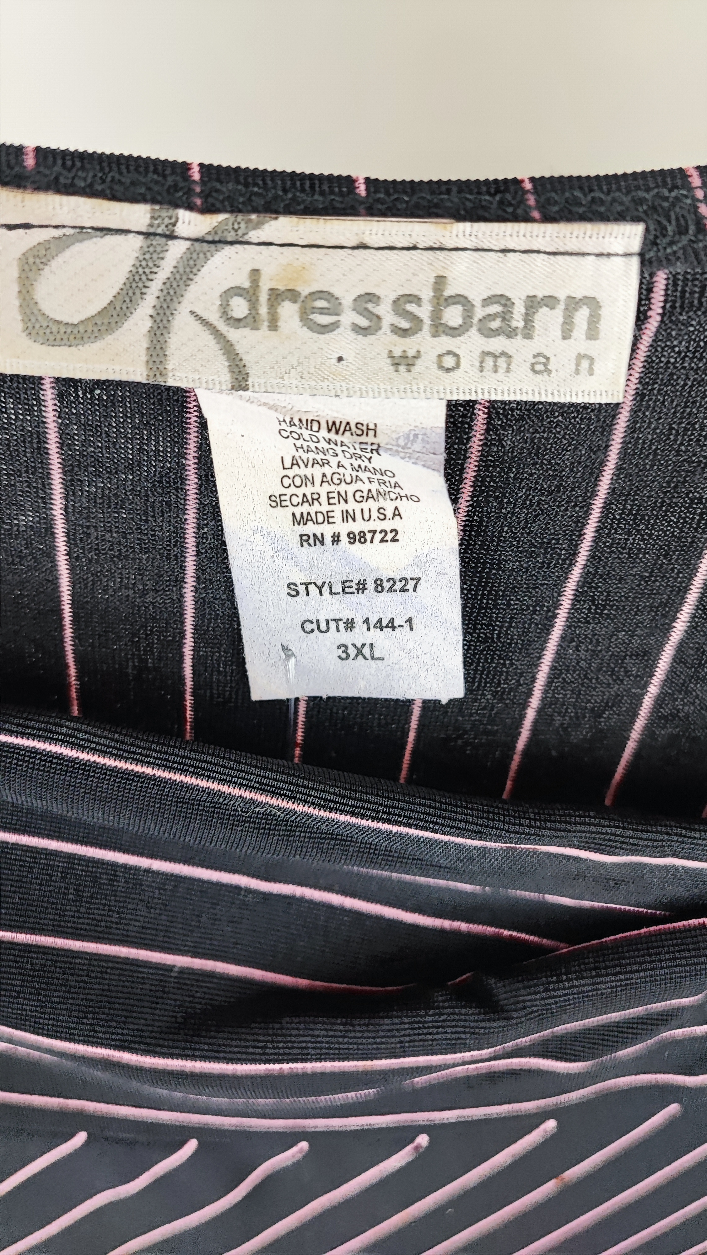 شومیز زنانه سایزبزرگ مجلسی برند Dressbarn با طرح راهراه مورب و تزئین سگکدار، استوک وارداتی درجه A،