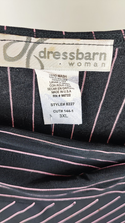 شومیز زنانه سایزبزرگ مجلسی برند Dressbarn با طرح راهراه مورب و تزئین سگکدار، استوک وارداتی درجه A،