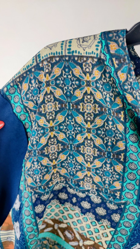 شومیز زنانه سایز بزرگ وارداتی برند ونهوسن با طرح سنتی و ترکیب پارچه بافت و حریر،
