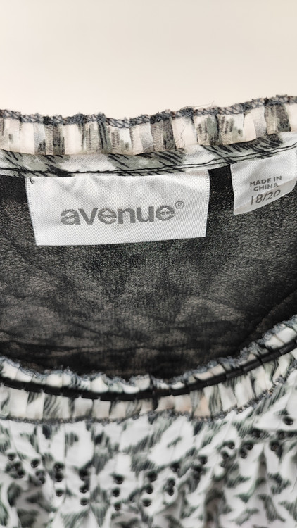 تاپ زنانه سایز بزرگ استوک اورجینال برند avenue رنگ سفید مشکی طرح دار حریر یقه کار شده فروشگاه زرماه گالری
