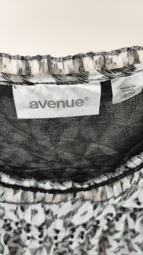 تاپ زنانه سایز بزرگ استوک اورجینال برند avenue رنگ سفید مشکی طرح دار حریر یقه کار شده فروشگاه زرماه گالری