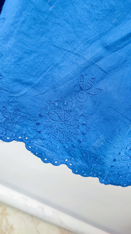 تاپ زنانه استوک وارداتی برند لین برایانت رنگ آبی کاربنی سایز بزرگ ۴۸.۵۰ با گلدوزی ظریف مناسب استایل تابستانی