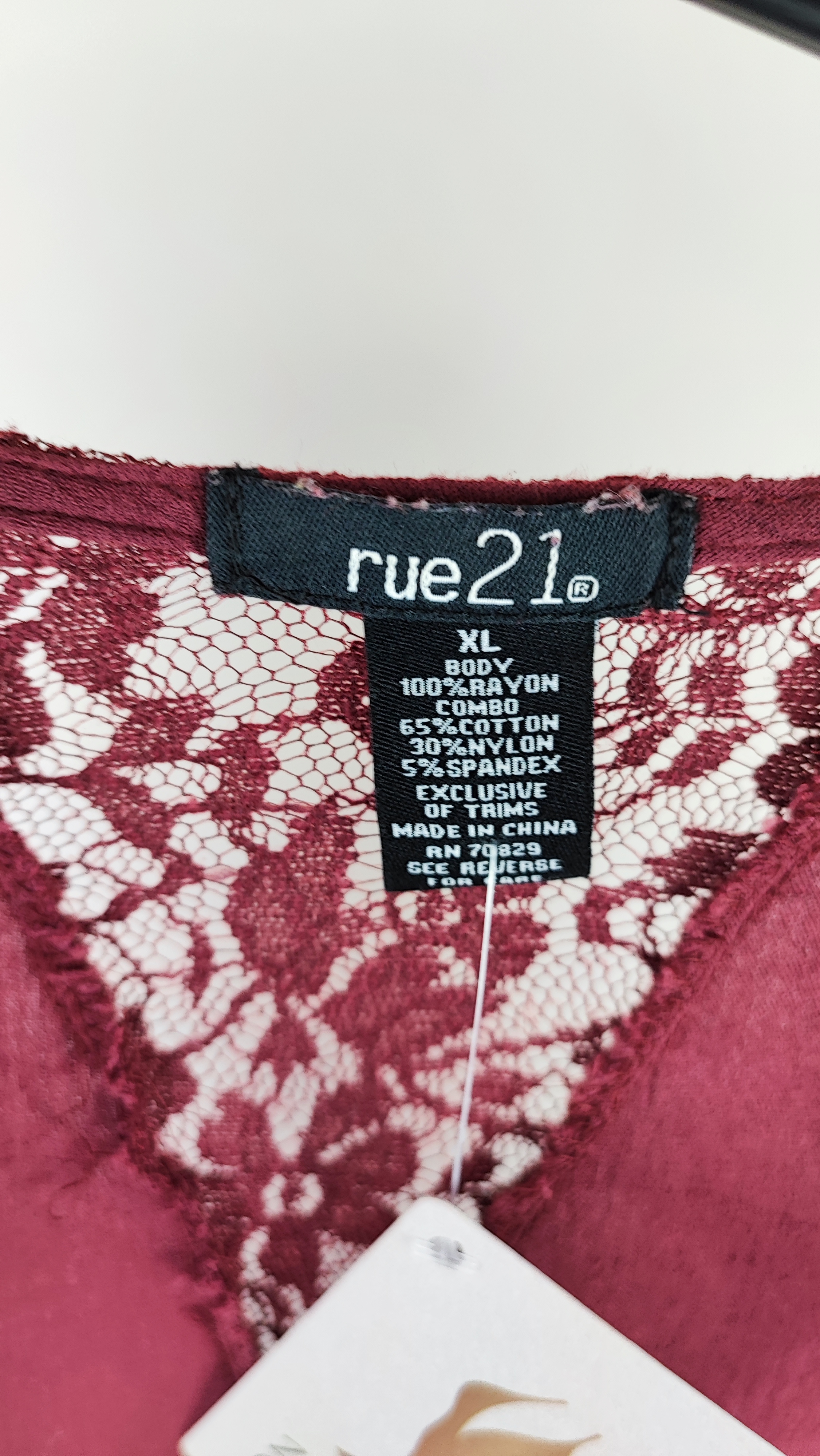 شومیز رویه بلند زنانه سایزبزرگ برند Rue21 رنگ زرشکی با تزئینات گیپور مناسب استایل تابستانه و مجلسی