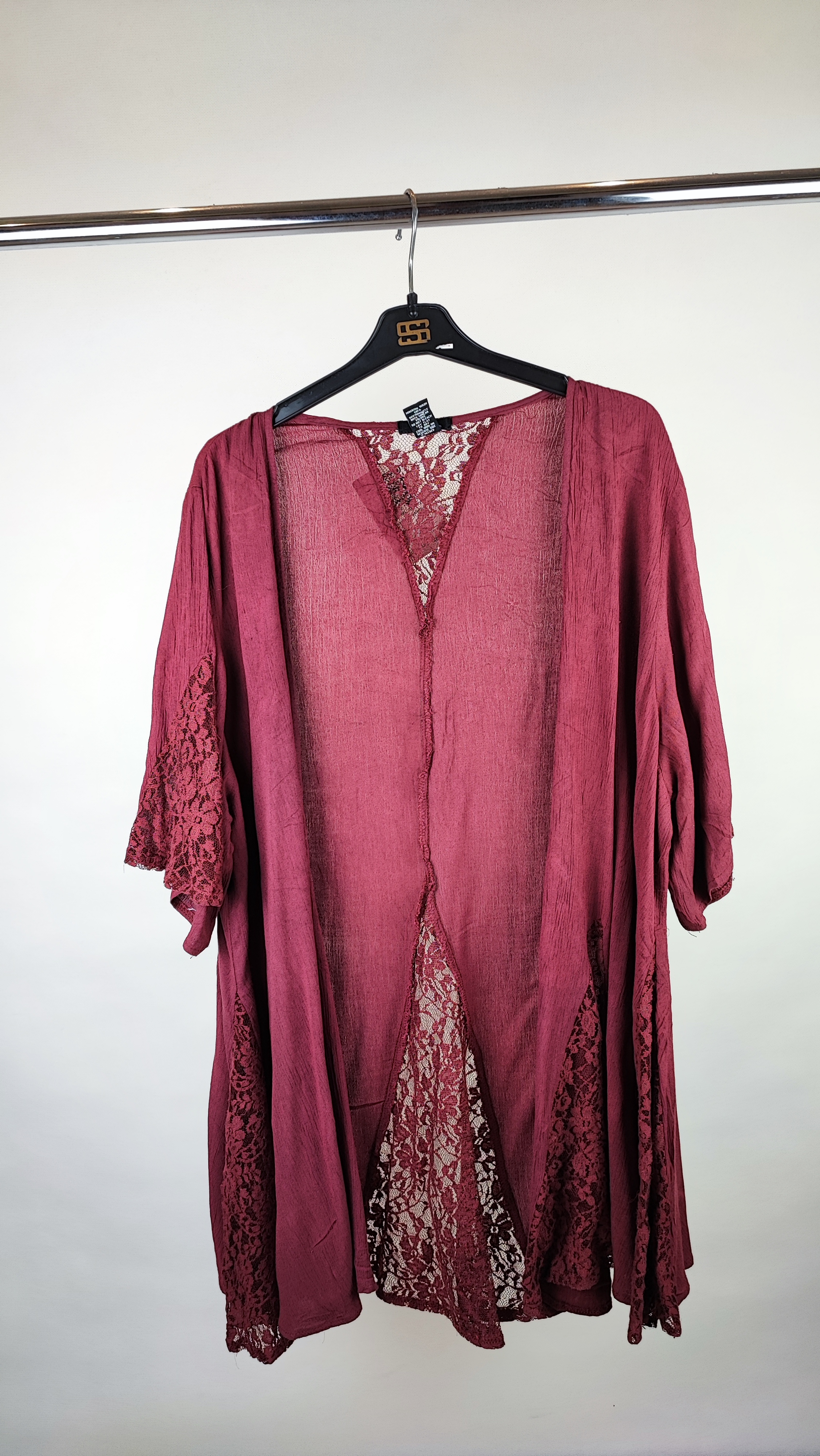 شومیز رویه بلند زنانه سایزبزرگ برند Rue21 رنگ زرشکی با تزئینات گیپور مناسب استایل تابستانه و مجلسی