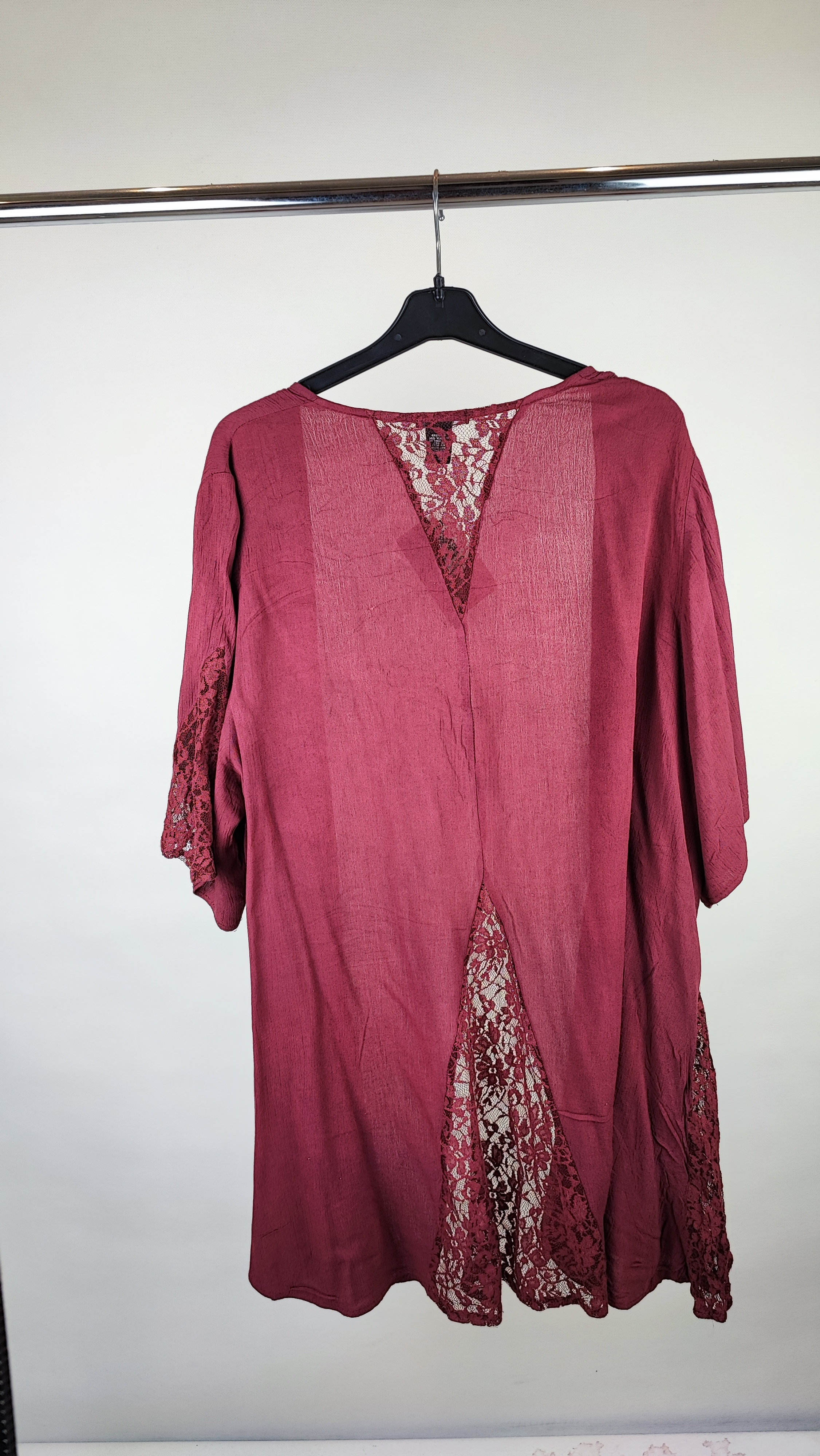 شومیز رویه بلند زنانه سایزبزرگ برند Rue21 رنگ زرشکی با تزئینات گیپور مناسب استایل تابستانه و مجلسی