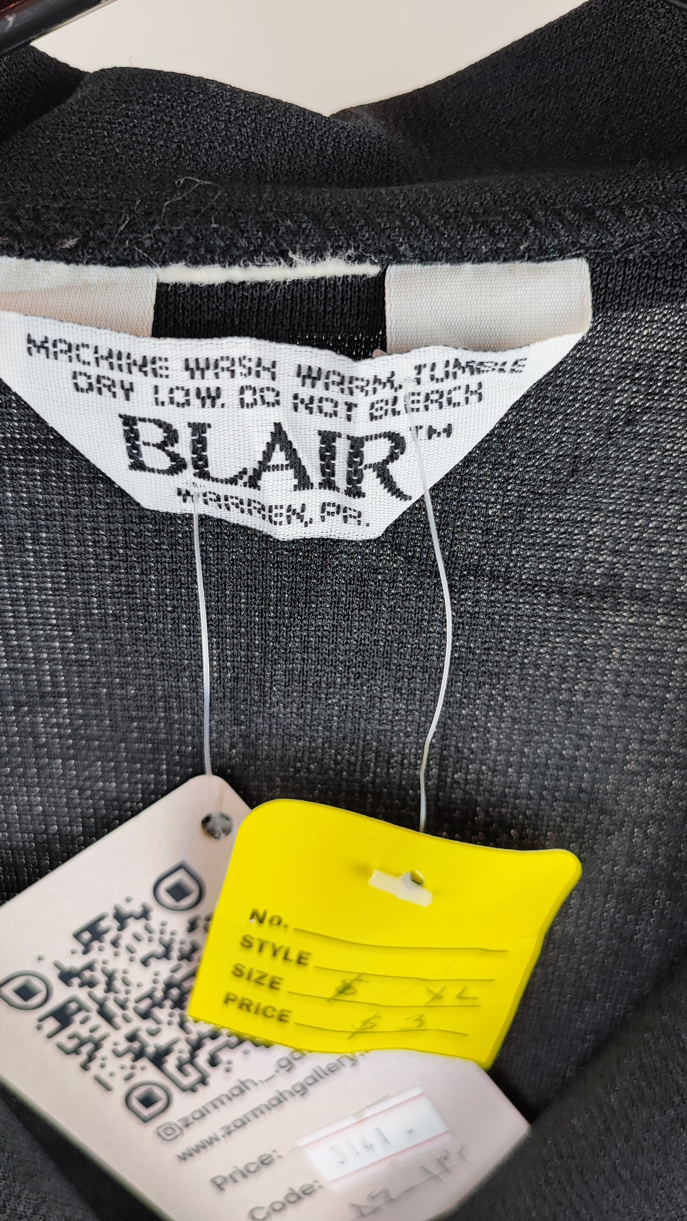 شومیز زنانه سایزبزرگ مشکی رنگ برند بلر (BLAIR) وارداتی، استوک گرید A، مناسب برای استایلهای مجلسی و روزمره،