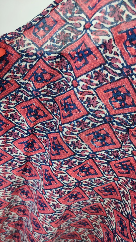 تاپ زنانه استوک وارداتی طرحدار رنگبندی خاص مناسب سایز ۴۰ و ۴۲ با تنخور آزاد و خنک