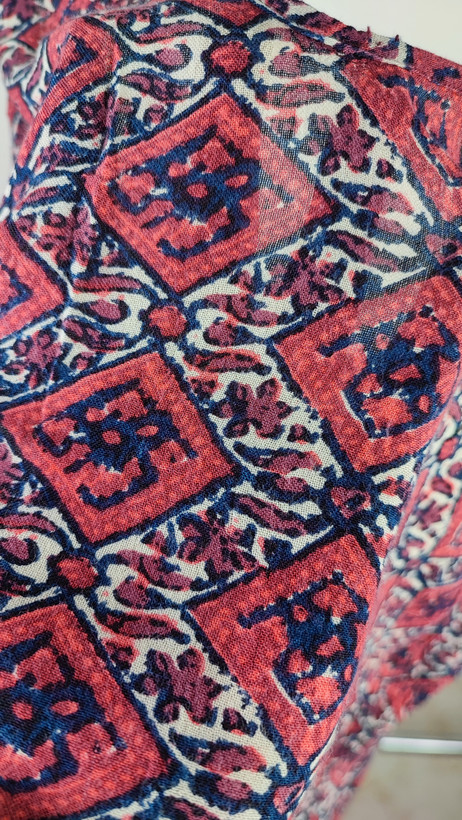 تاپ زنانه استوک وارداتی طرحدار رنگبندی خاص مناسب سایز ۴۰ و ۴۲ با تنخور آزاد و خنک